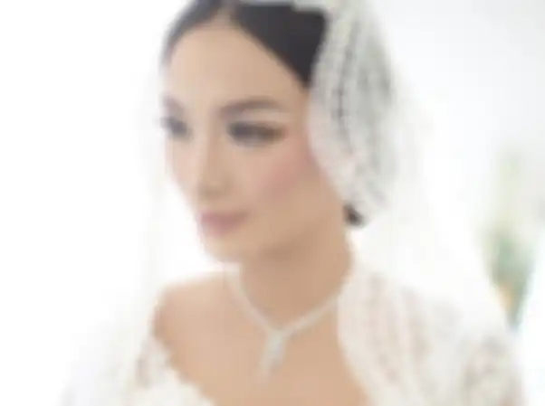 Usianya Jadi Perdebatan, Zaskia Gotik Rayakan Ulang Tahun Sebagai Pengantin Baru dengan Penampilan Sederhana Rambut Dijepit Sambil Peluk Suami