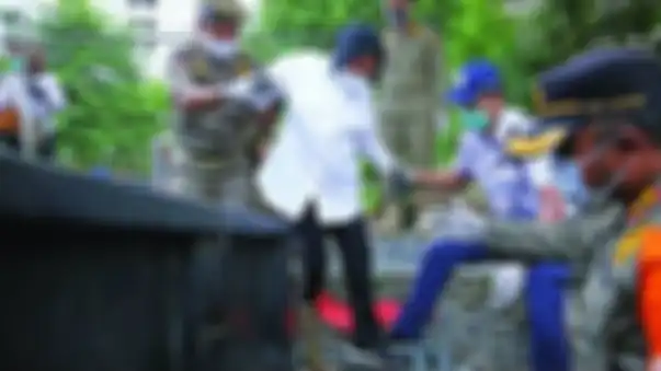Mensos Risma dibantu petugas menapaki tangga turun ke bantaran Kali Ciliwung, Jakarta, untuk menyapa dan berbincang dengan gelandangan dan pemulung, Senin (28/12/2020). 