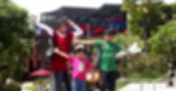 Anak Ridwan Kamil bangga bisa foto bareng idolanya, Ariel NOAH. Namun, mantan Luna Maya malah merasa bersalah kepada Ridwan Kamil.