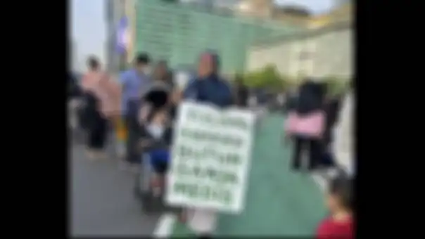 Seorang ibu melakukan aksi damai di CFD, demi mencari ganja medis untuk pengobatan Cerebral Plasy