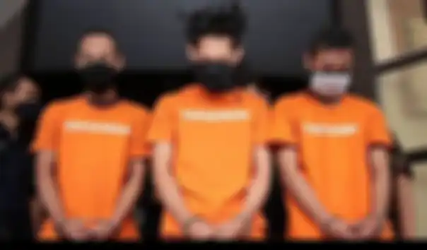 YouTuber Ferdian Paleka (tengah) dan dua rekannya yang terlibat dalam video prank pembagian sembako berisi sampah.