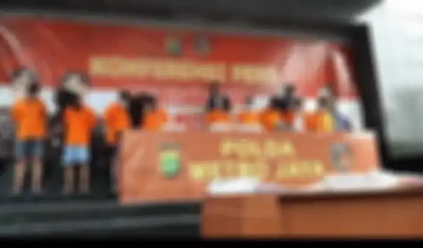 Sembilan tersangka penyelenggara pesta seks sesama jenis di Apartemen kawasan Kuningan Jakarta Selatan, saat dihadirkan dalam konferensi pers di Polda Metro Jaya, Rabu (2/9/2020). 