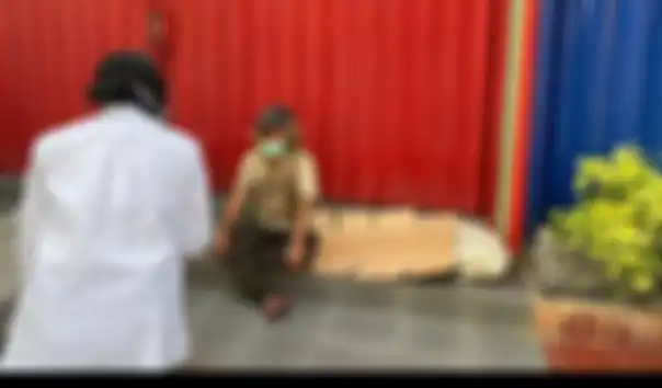 Menteri Sosial Tri Rismaharini atau Risma saat menemui salah satu gelandangan di Jalan Thamrin persis di sisi kanan Plaza UOB, Jakarta Pusat.