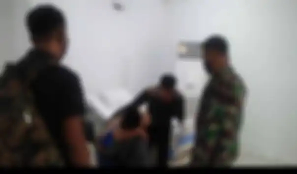 Momen ketika pasien Covid-19 EK berhasil diselamatkan oleh dua prajurit Paskhas dari upaya bunuh diri terjun dari lantai 20 Wisma Atlet