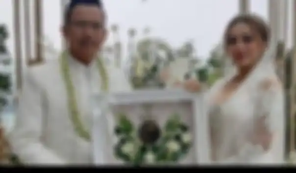 Momen pernikahan Cupi Cupita dan Bintang Hari Bagus yang digelar di Bandung, Jumat (19/11/2021)