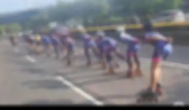 Rombongan sepatu roda di tengah jalan