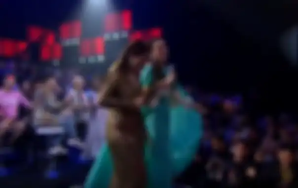 Luna Maya diajak Tata Janeeta untuk menyanyikan lagu Sang Penggoda yang bercerita tentang pelakor