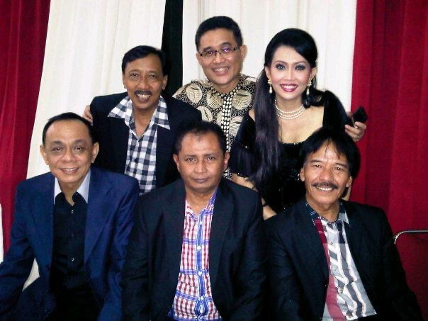 Kini, guru lawak Eko Patrio, Ali Nurdin (kanan) menyusul kepergian sahabatnya itu ke alam baka. Foto jenazah komedian legendaris itu terus ditangisi fans.