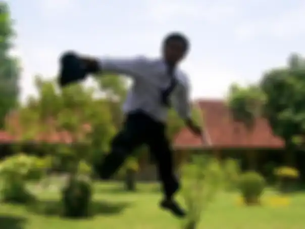 Arief Zainurrohman menunjukkan foto kebahagiaannya berhasil lulus dari yudusium teknik Universitas Jember.