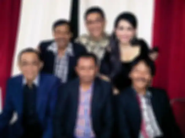Kini, guru lawak Eko Patrio, Ali Nurdin (kanan) menyusul kepergian sahabatnya itu ke alam baka. Foto jenazah komedian legendaris itu terus ditangisi fans.