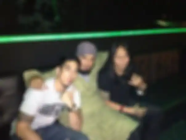 Foto anak Ayu Azhari, Axel Djody dakwah bareng Ustaz Derry Sulaiman. Axel Djody juga tertangkap kamera melakukan jalan hijrah bersama musisi kondang lainnya.