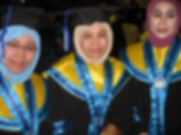 Dwi Dahlia Susanti (kiri) fasilitator keuangan ISIS ternyata sempat punya karir cemerlang di instansi pemerintah. Kini jadi buronan Densus 88.