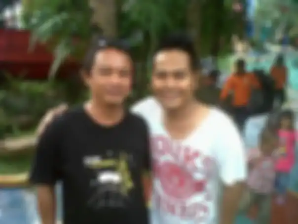 Komedian Yadi Sembako kehilangan anak usai istrinya jalani operasi besar. Sang artis yang menjual semua hartanya bikin Raffi Ahmad iba. 