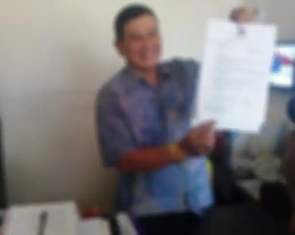 Rudi Samin pemilik tanah yang viralkan kasus beras bansos Jokowi yang dikubur ternyata punya konflik dengan JNE sejak lama. Foto sosoknya muncul.