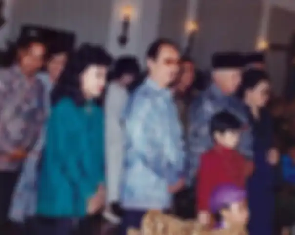 Dito Mahendra yang polisikan Nikita Mirzani ternyata cucu tangan kanan Presiden Soeharto. Foto sosoknya dengan keluarga Cendana terungkap.