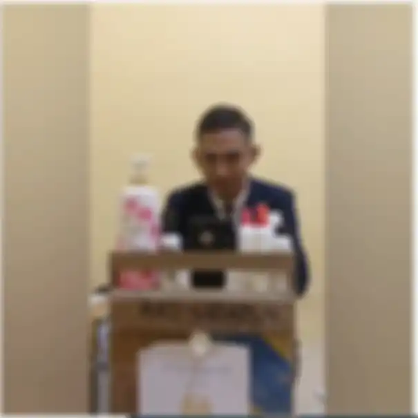 Achmad Mustofa, mahasiswa UNESA, lakukan sidang skripsi melalui video call