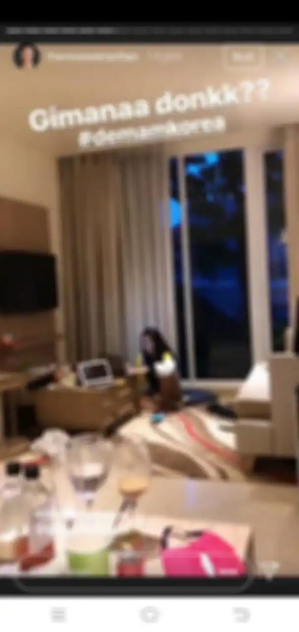 Ruangan di rumah Theresa Wienathan, sahabat sekaligus asisten Nia Ramadhani