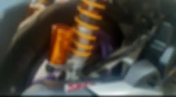 Sokbreker belakang dipercayakan merek Scarlet agar lebih empuk dan stabil.