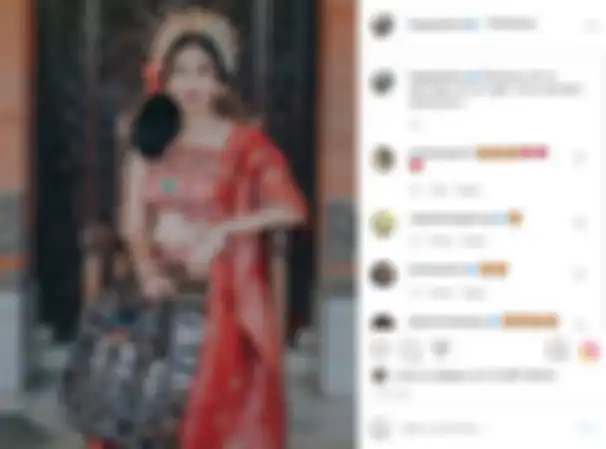 Happy Salma dalam balutan busana adat Bali saat Hari Raya Galungan