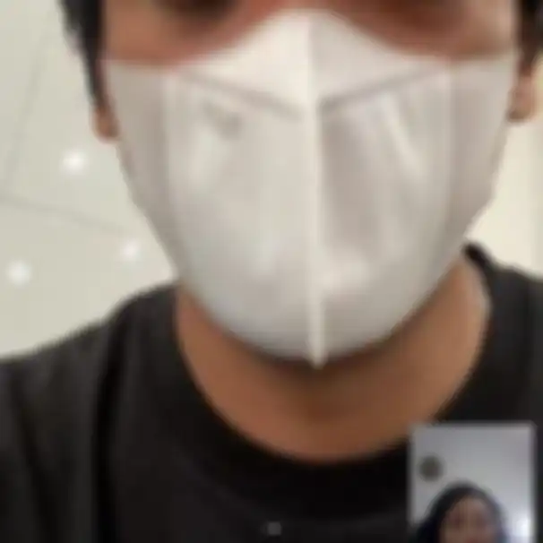 Foto Sri Ayu Murti melakukan panggilan video call dengan Rian DMasiv.