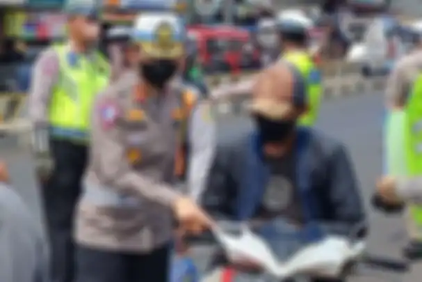 Razia Operasi Keselamatan Jaya 2024 di Pasar Minggu. Sasar pengendara motor lawan arah dan tak pakai helm.