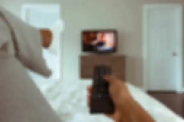 Menaruh TV di kamar bikin hubungan tidak harmonis.