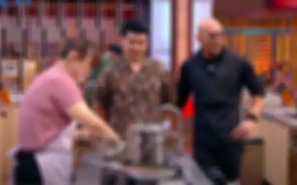 Chef Arnold dan Deddy Corbuzier saat menuju ke bench Clava