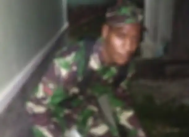 Foto Prada Yotam Bugiangge melarikan diri dengan membawa satu pucuk senjata api laras panjang itu jadi perbincangan netizen.
