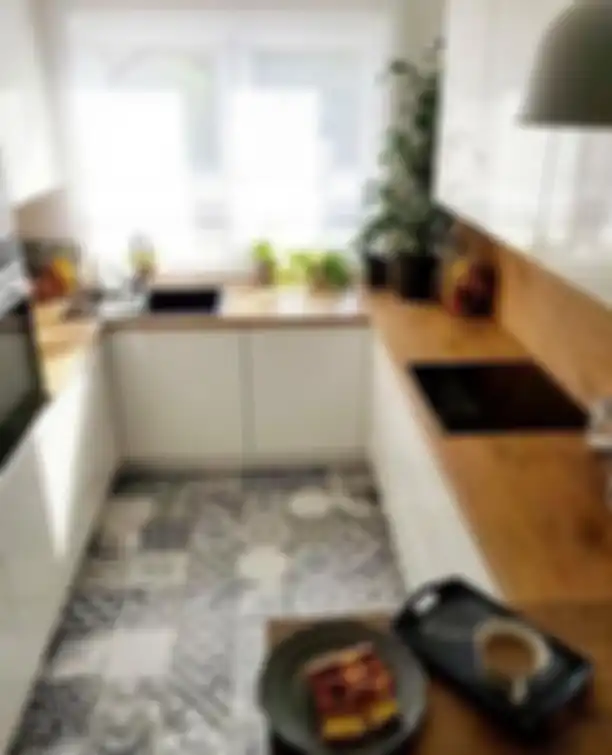 Foto desain dapur tampak semakin klasik karena lantainya dilapisi material ini. Mertua pemilik rumah mungil sampai melogo. 