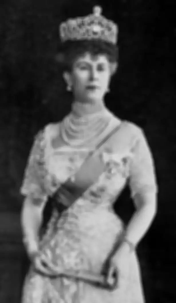 Ratu Mary mengenakan tiara Durbar Delhi dengan bros Cullinan.