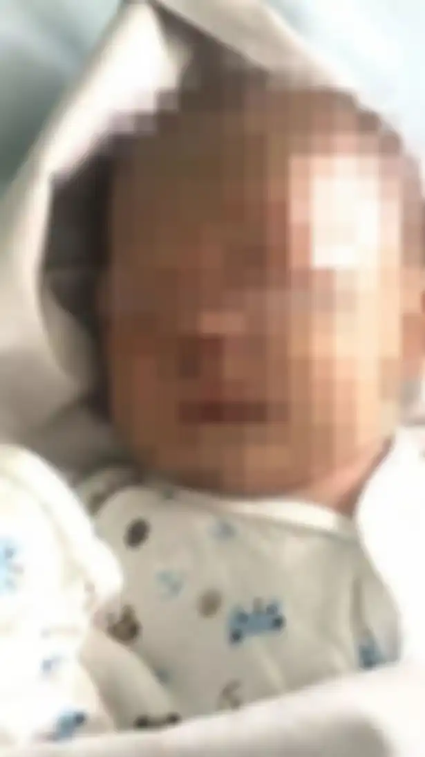Bayi ini berhasil diselamatkan setelah seluruh tubuhnya dikerubuti semut.