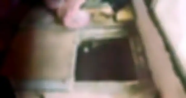 Pintu masuk ke ruang bawah tanah.