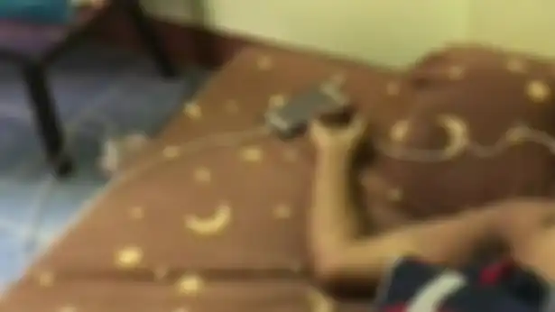 Pria di Thailand Tewas Tersengat Listrik Saat Gunakan Headset pada Ponsel yang Sedang Dicharger