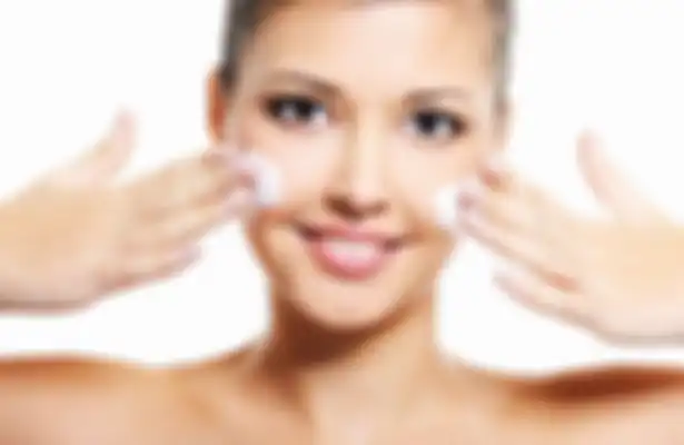 Ilustrasi memakai milk cleanser