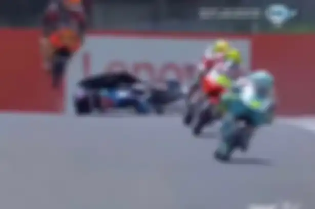Foto kecelakaan fatal yang menimpa Jason Dupasquier pebalap motor yang berusia 19 tahun saat berlaga di sesi kualifikasi Moto3.