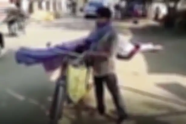 Saroj yang membawa jenazah ibunya