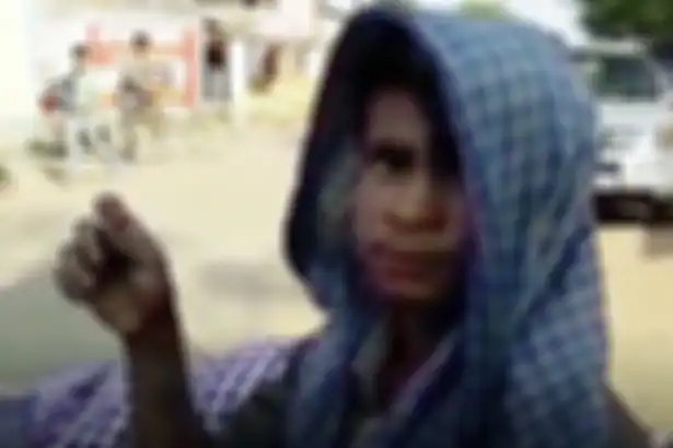 Wajah tegar Saroj yang membawa jenazah ibunya