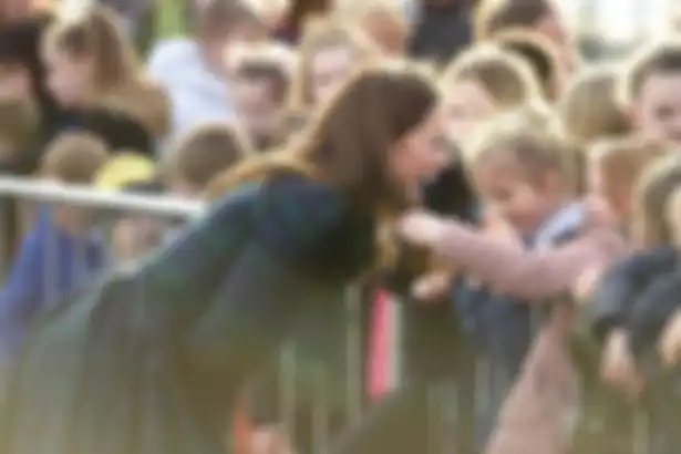 Menyentuh, Gadis Kecil Beruntung Membelai Rambut Kate Middleton