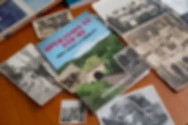 Buku yang ditulis oleh Audrey dan foto-foto Glyn pada masa lalu.