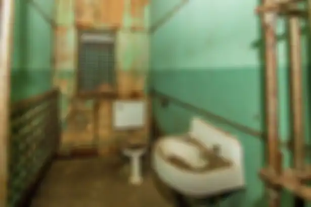 Kamar mandi penjara di ruang bawah tanah