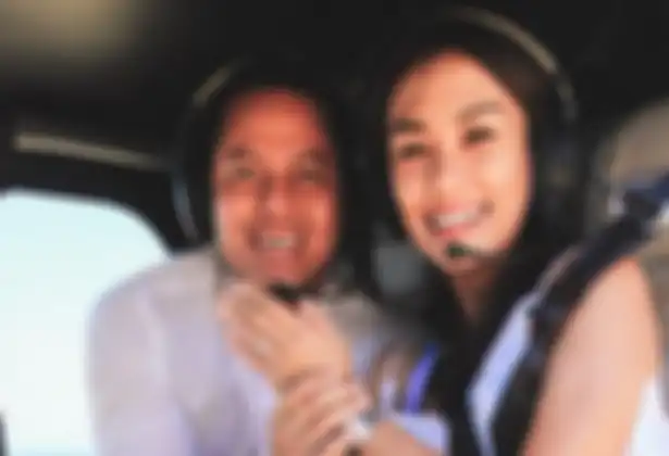 Melanie Putria dilamar di atas helikopter oleh Aldico Sapardan 
