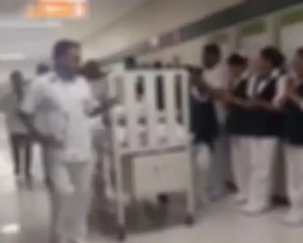 Saat Alondra didorong ke ruang operasi