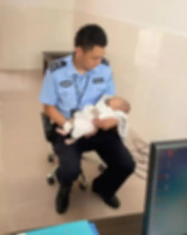 Kini bayi tersebut diselamtkan dan dirawat di rumah sakit, sementara polisi melacak orang tuanya.