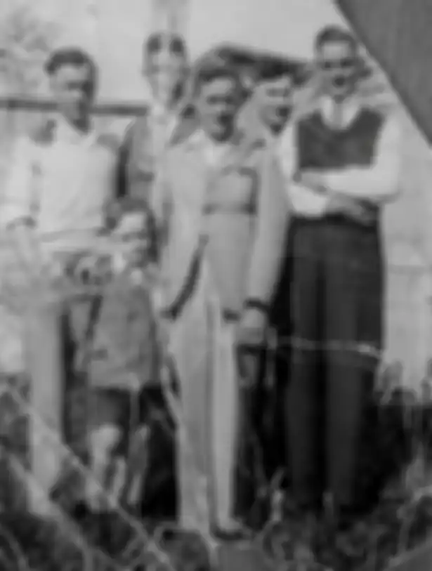 Foto ketika Glyn kecil menjadi pasukan Intelijen.