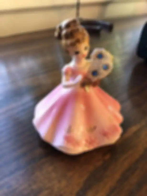 Ini adalah boneka cina yang ditemukan di dalam kotak tersebut.
