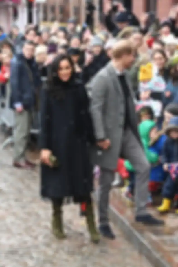 Meghan Markle mengenakan mantel William vintage