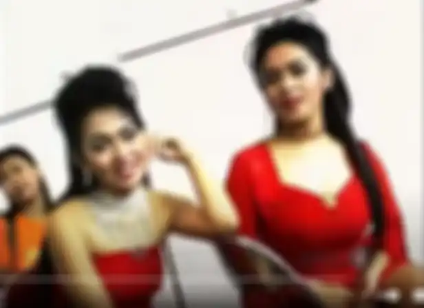 Penampilan Syahrini dan Aisyahrani semasa masih menjadi penyanyi dangdut bernama duo geulis