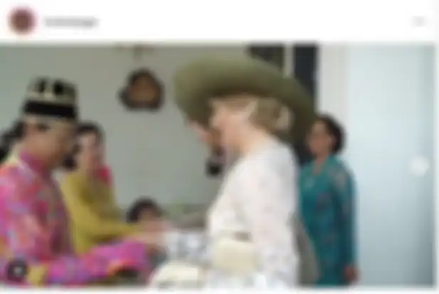 Ratu Maxima dari Belanda melepas sarung tangannya ketika bersalaman dengan Sri Sultan Hamengku Buwono X