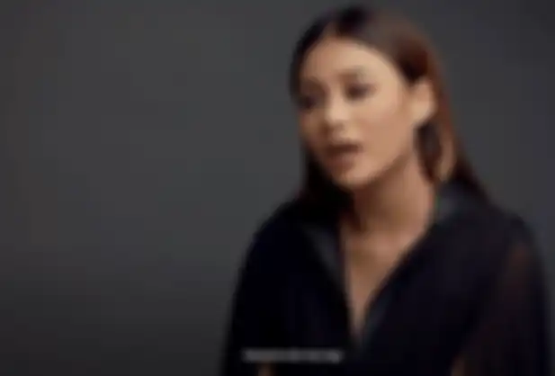 Aurel Hermansyah dalam video klip lagu Kepastian