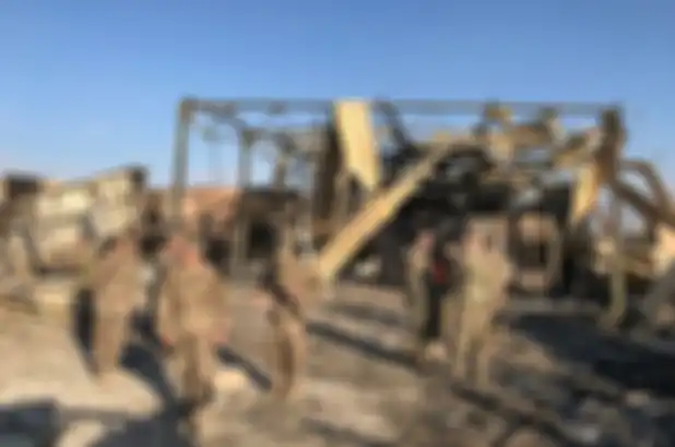 Tentara AS memeriksa lokasi di mana sebuah rudal Iran menghantam pangkalan udara Ain al-Asad.